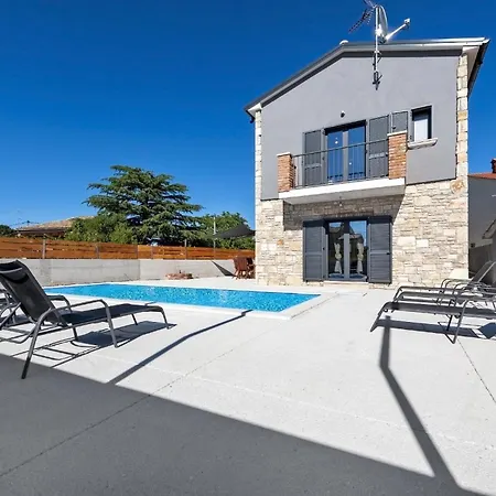 Holiday home Mit Privatpool Fuer 8 Personen Ca 200 Qm In Rovinj, Istrien Istrische Riviera