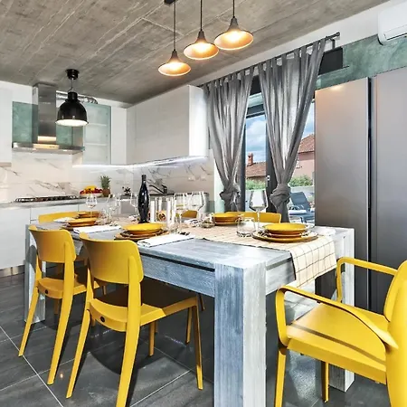 Holiday home Mit Privatpool Fuer 8 Personen Ca 200 Qm In Rovinj, Istrien Istrische Riviera *